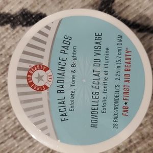 First Aid Beauty - Facial Radiance Pads (28)